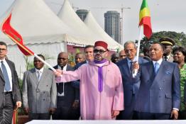 Image du Maroc Professionnelle de  Sa Majesté le Roi Mohammed VI et le Président congolais SEM. Denis Sassou NíGuesso, lancent les travaux de construction du point de débarquement aménagé de Yoro à Brazzaville lundi 30 Avril 2018 . (Photo/ SPPR) via Jalilbounhar.com 